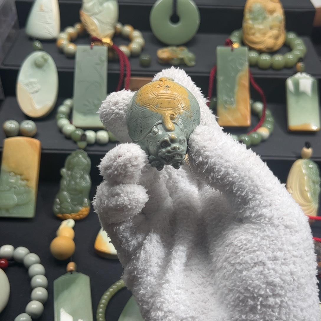 岫岩河磨玉（透闪石质玉）颈饰未镶嵌张**.