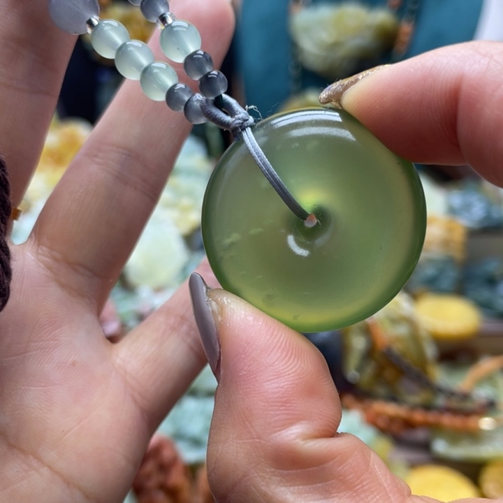 蛇纹石玉未镶嵌颈饰