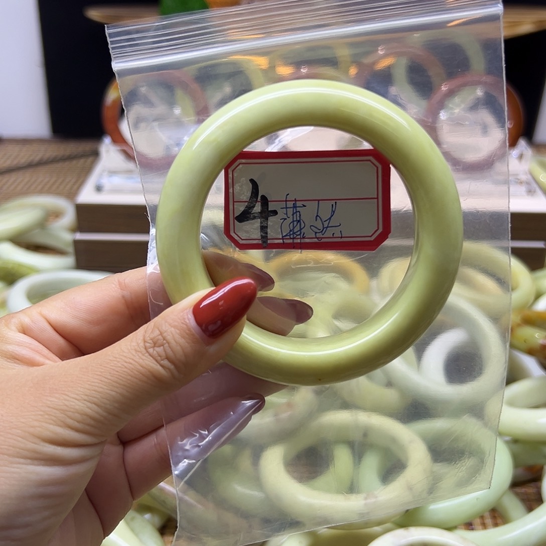 潇***哦岫玉未镶嵌手镯岫