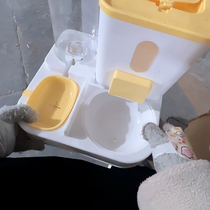 宠物自动喂食器。   