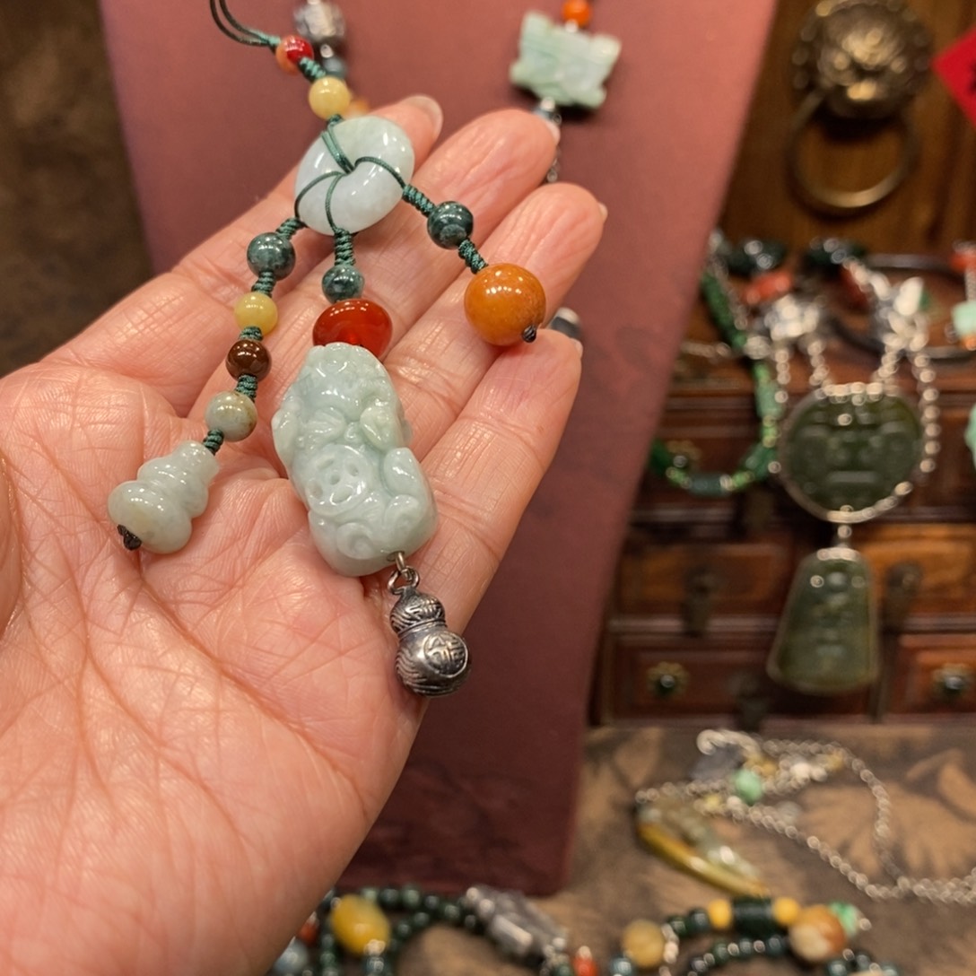 翡翠吊坠(赠链)未镶嵌