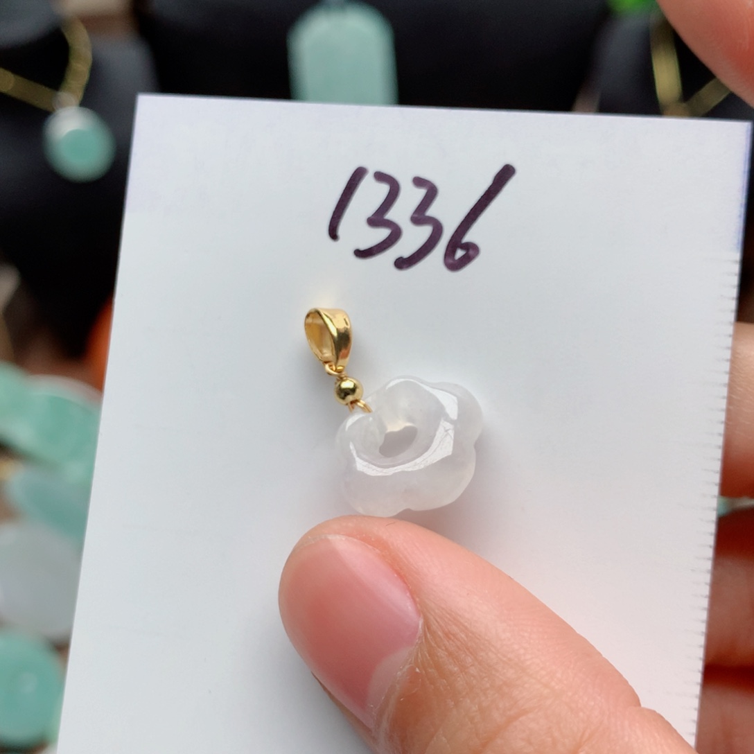 翡翠颈饰合金吊坠