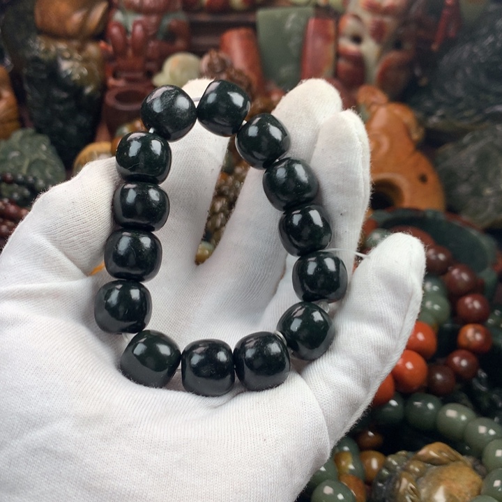 透闪石质玉未镶嵌珠宝奇石