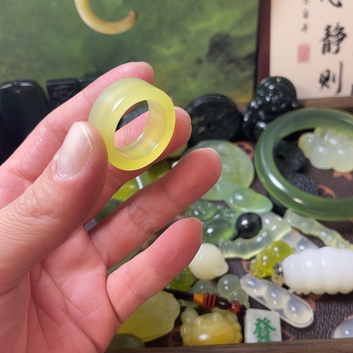 小***道蛇纹石玉未镶嵌颈饰