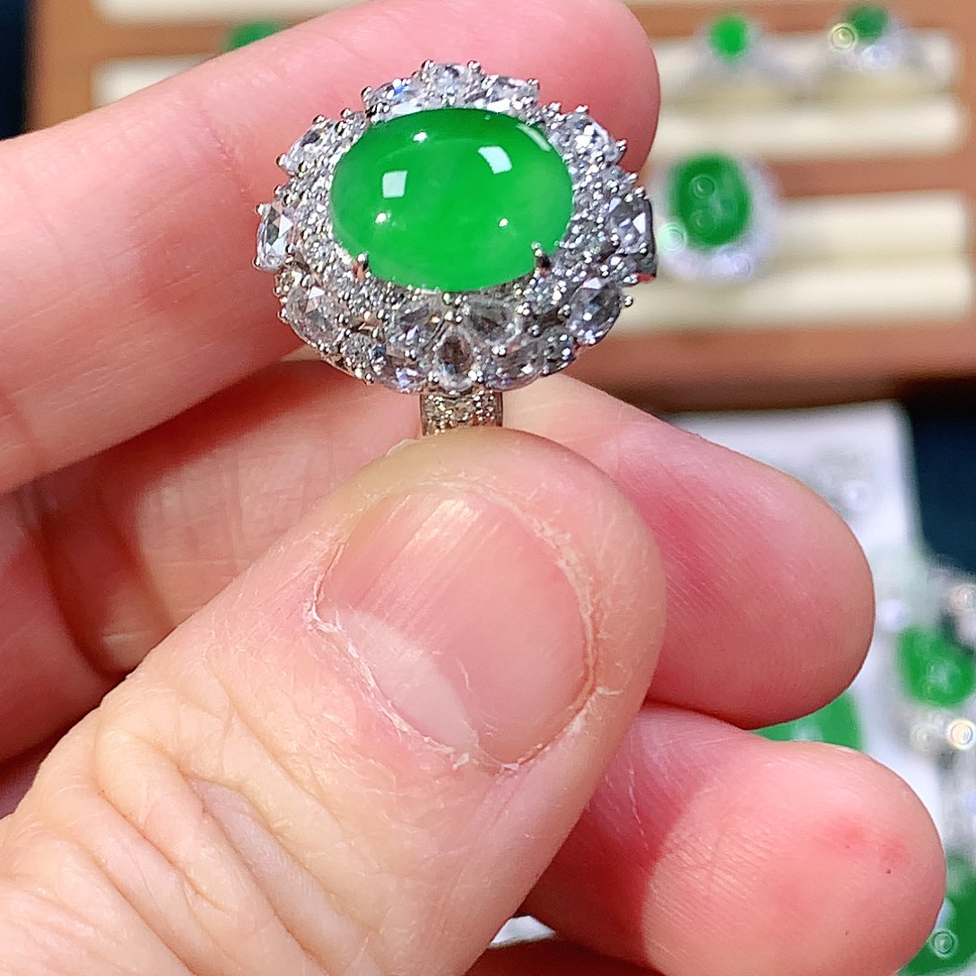 翡翠戒指18K金镶嵌酱*?蛋面戒指分单