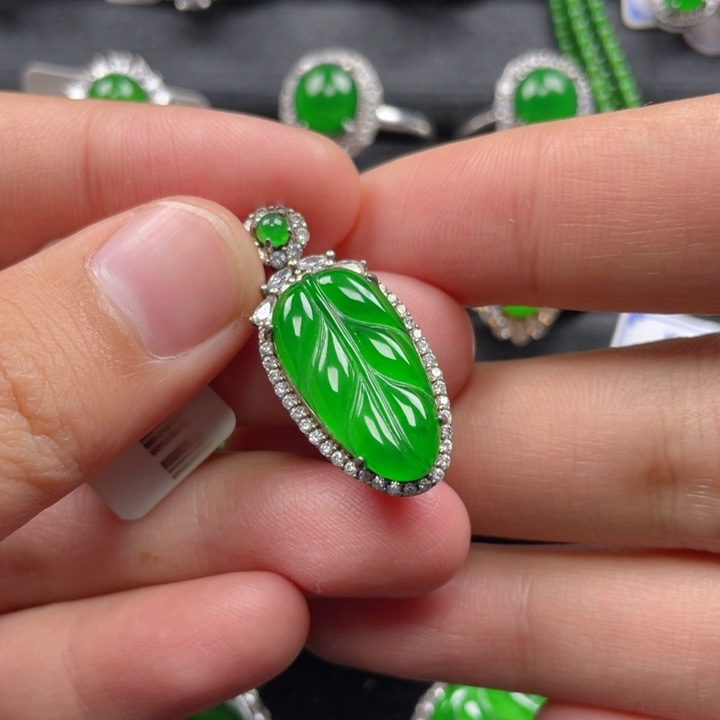 翡翠颈饰银S925镶嵌吊坠