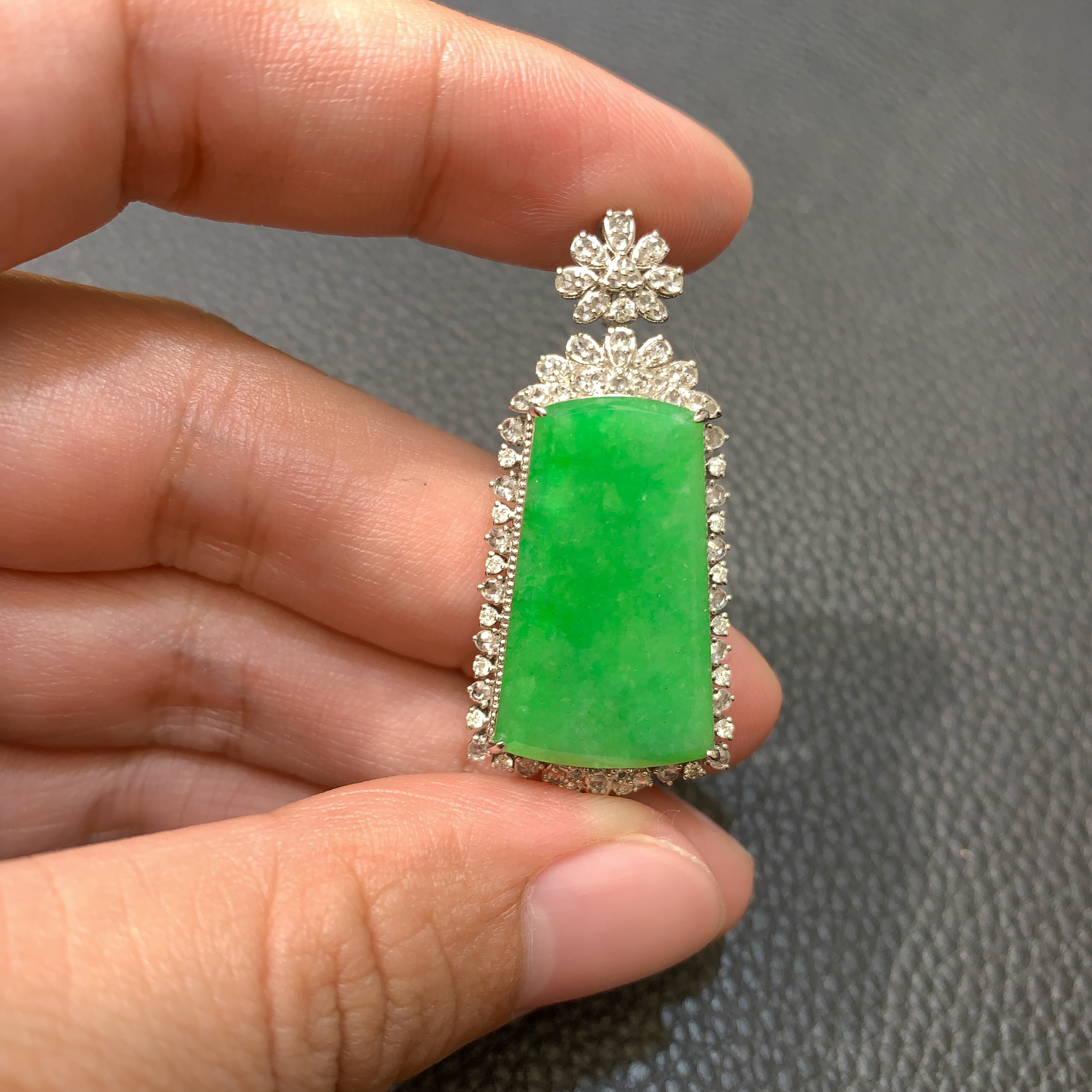 18K金镶天然缅甸A货翡翠吊坠