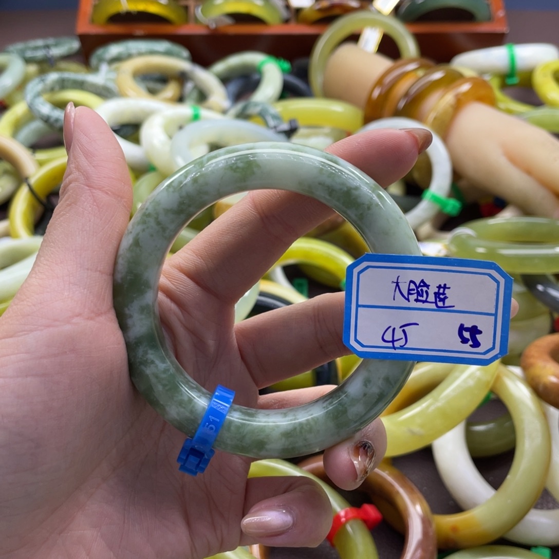 @***莲蛇纹石玉未镶嵌手镯