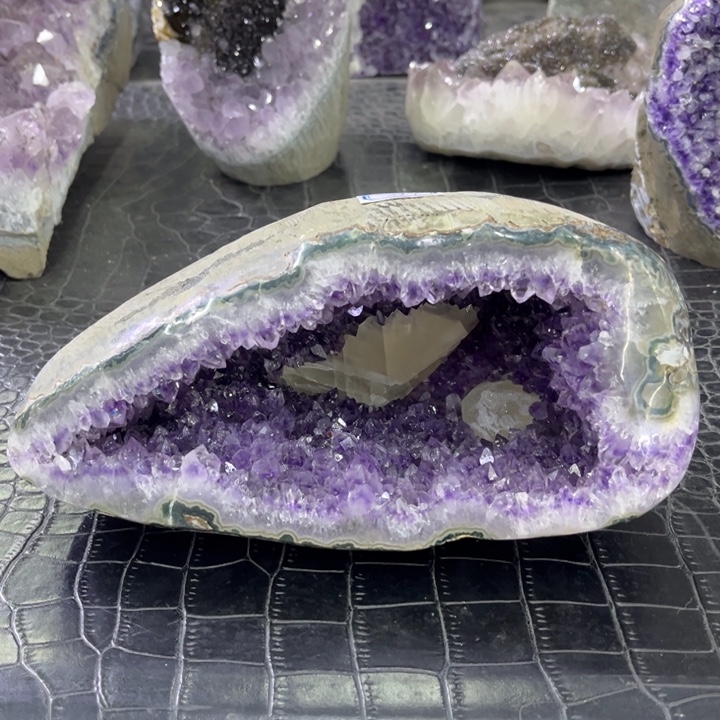 珠宝半成品水晶未镶嵌原矿洞