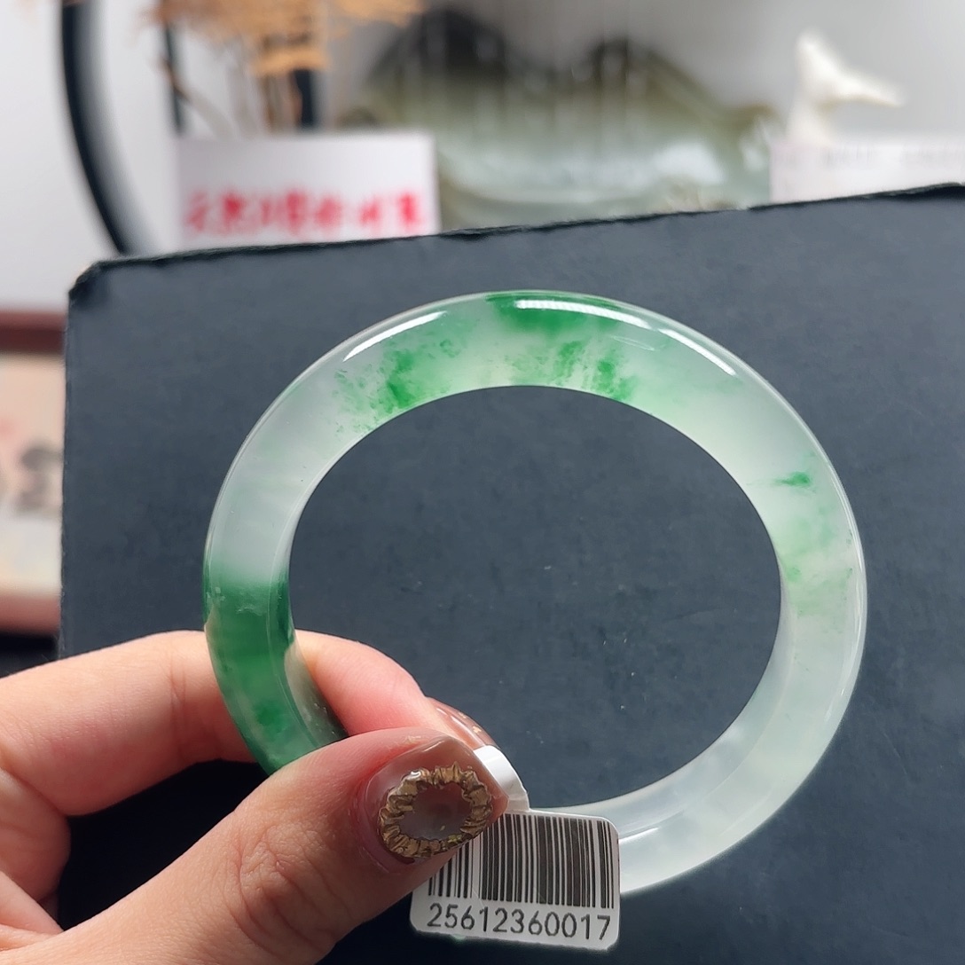 腾***车石英质玉（非洲翠）未镶嵌手镯