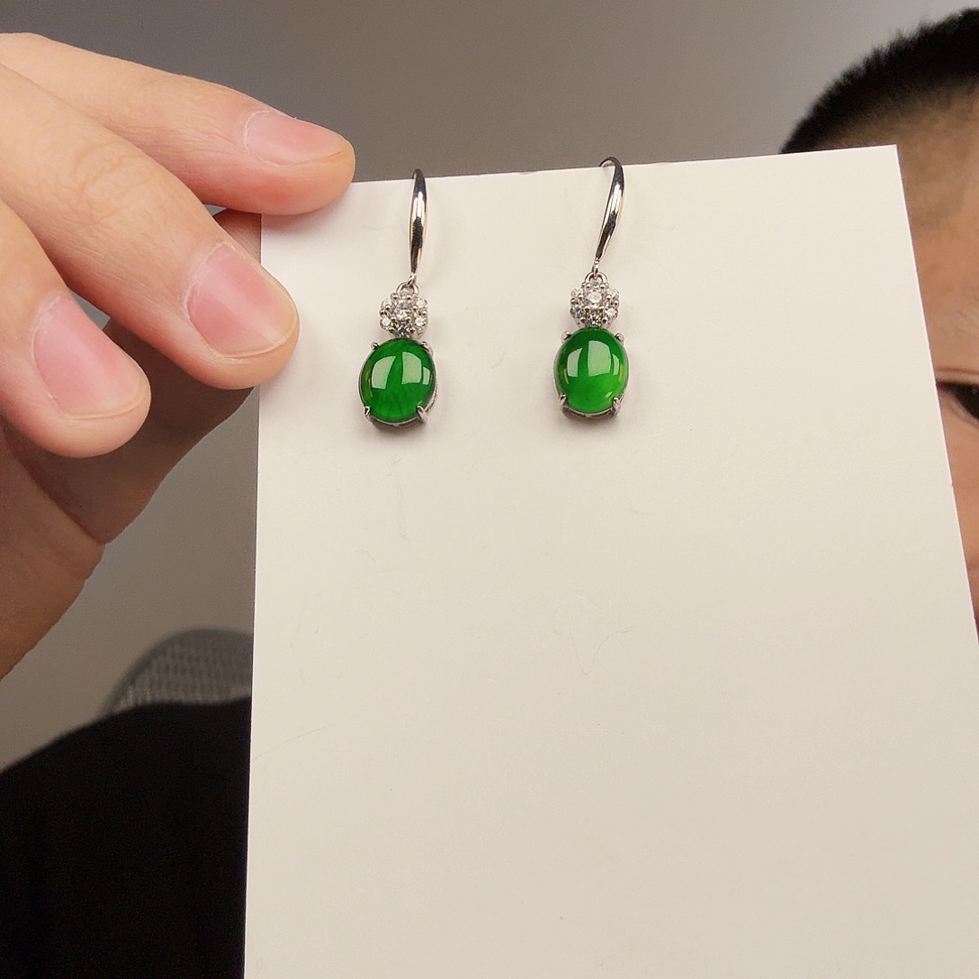 翡翠未镶嵌颈饰一对