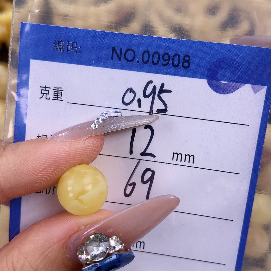 蜜蜡未镶嵌珠宝奇石