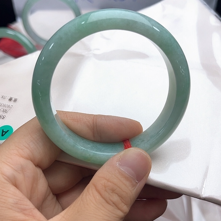 翡翠手镯未镶嵌翡翠手镯