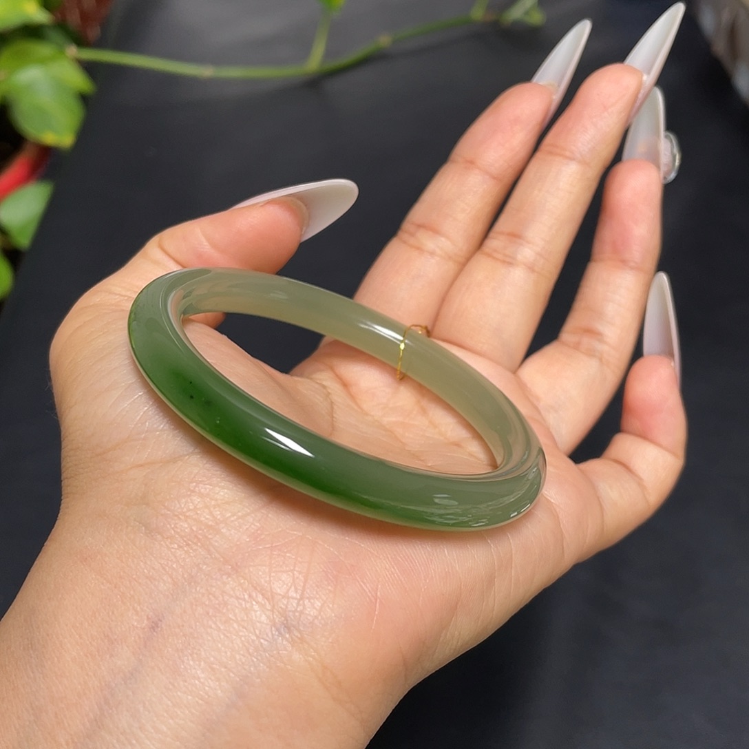 s****和田玉未镶嵌手镯56