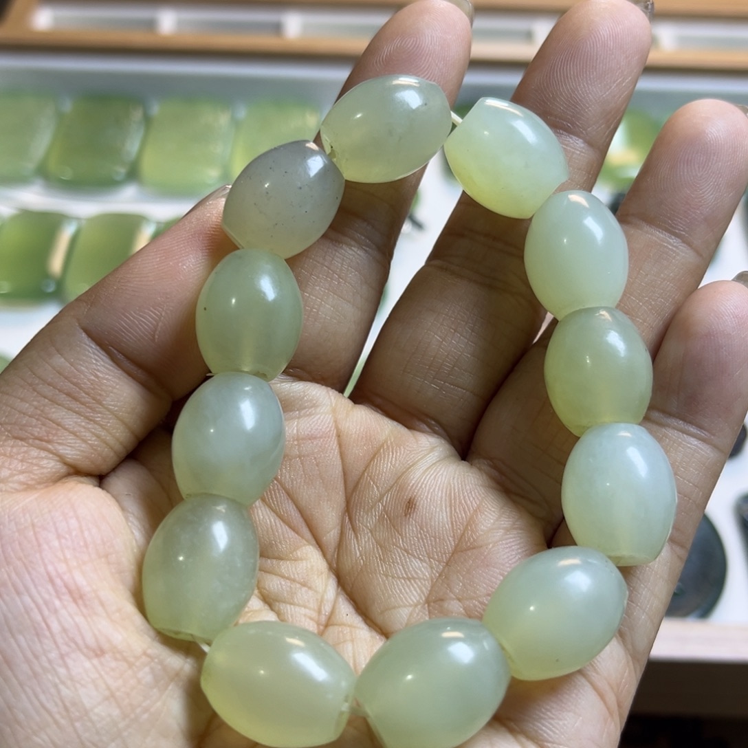 蛇纹石玉未镶嵌颈饰