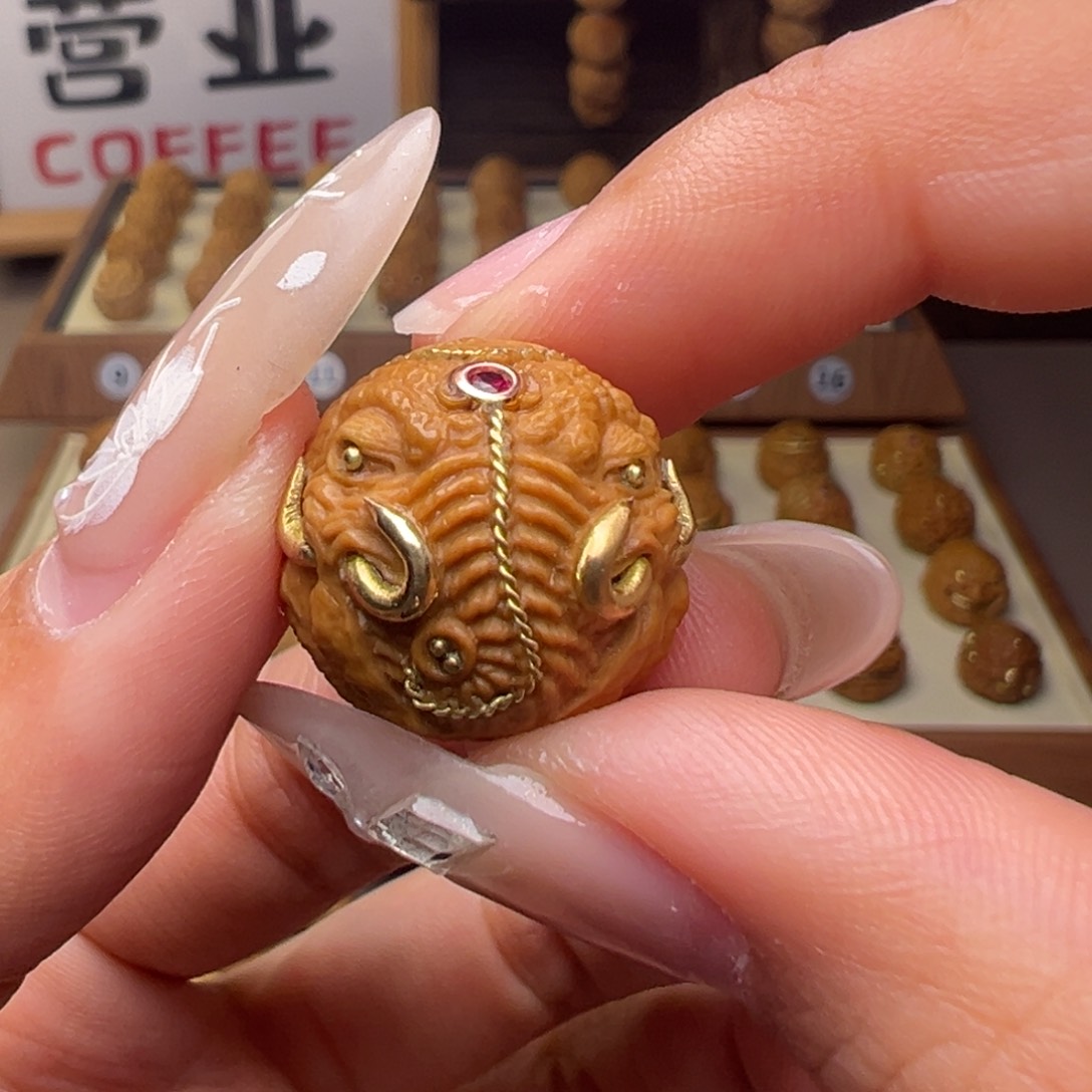 文玩核桃把件镶嵌款象神18左右尺寸全品有正常封口线