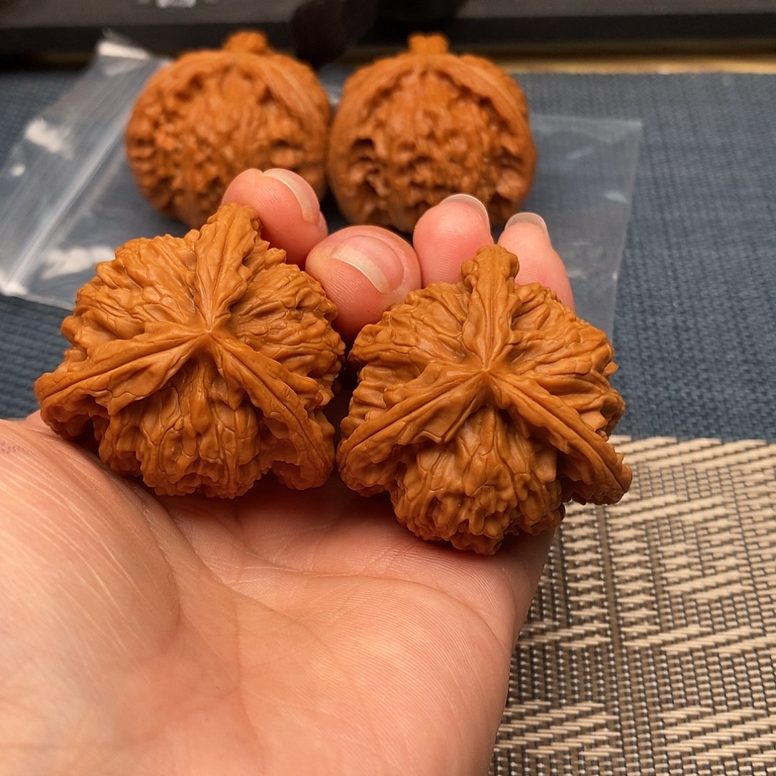 老***儿文玩核桃吊坠三棱