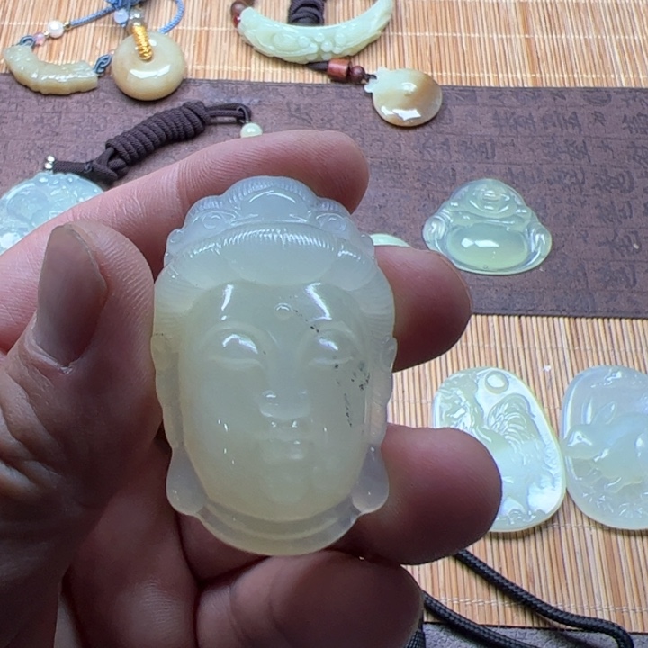 蛇纹石玉颈饰合金