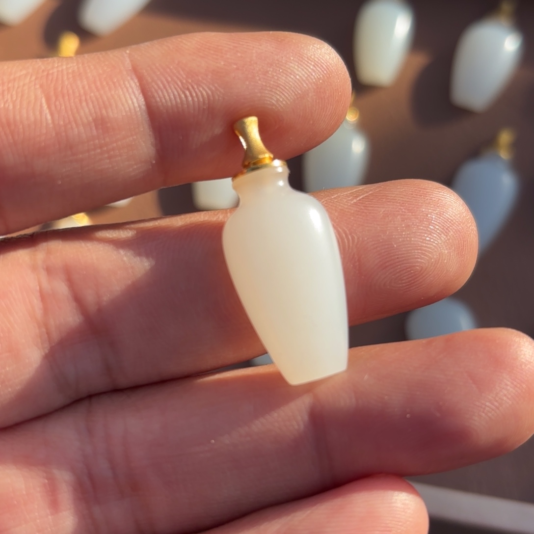 颈饰18K金镶嵌和田玉（白玉）高度30m m