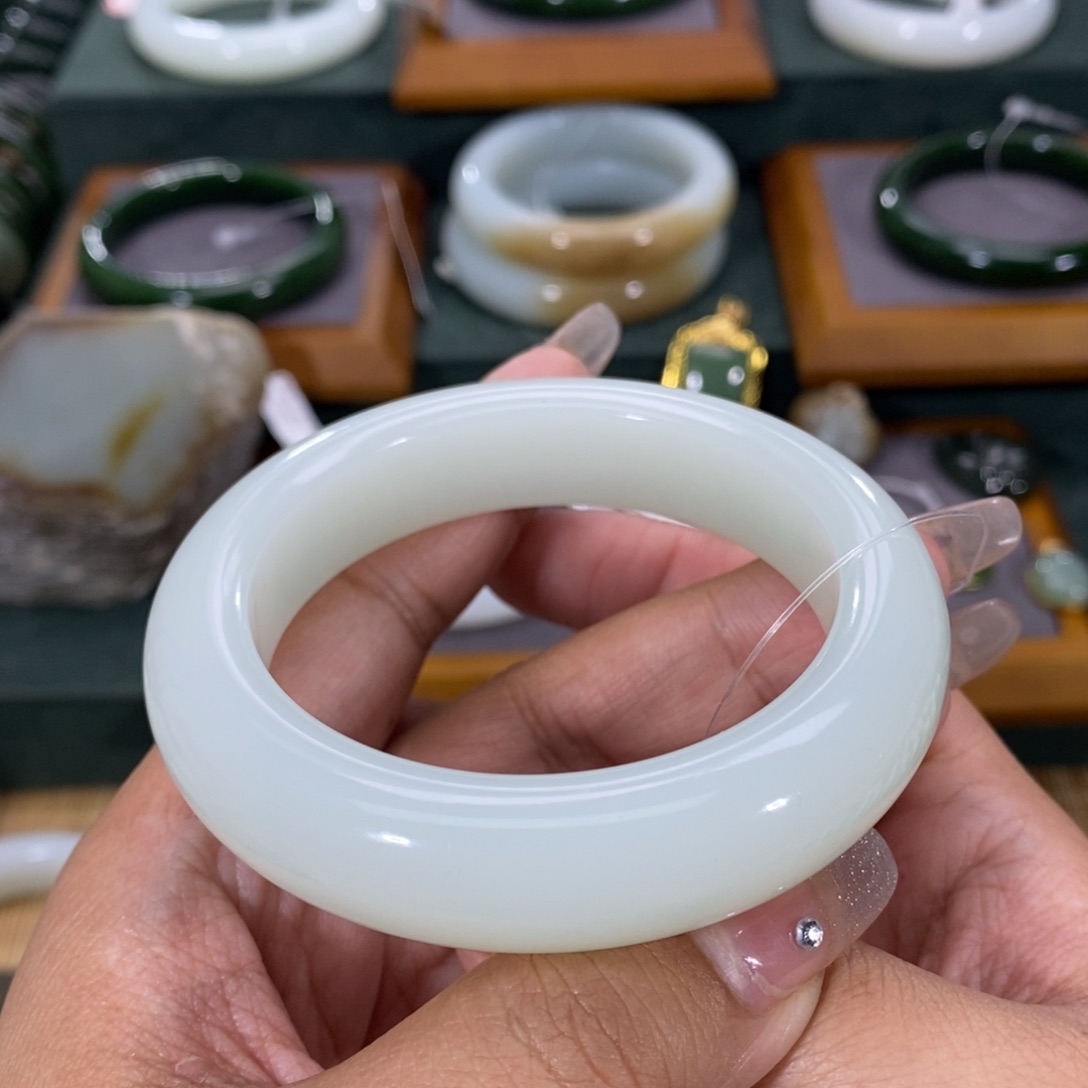 和田玉手镯未镶嵌