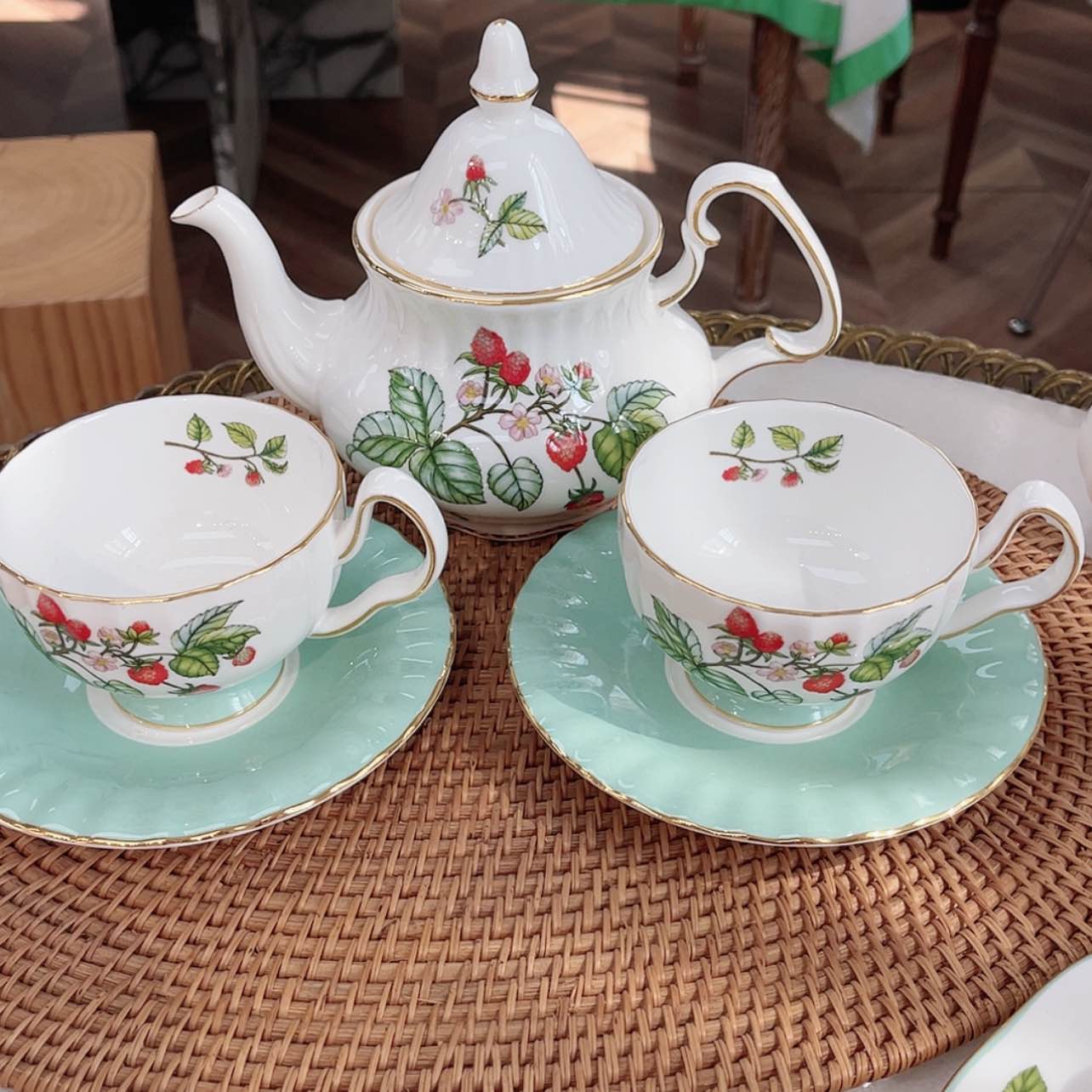 【闪购商品】瓷片一壶2杯碟—————