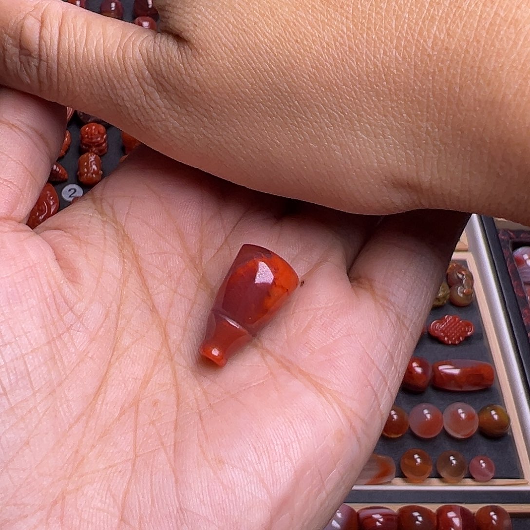 人***途南红玛瑙未镶嵌珠宝奇石