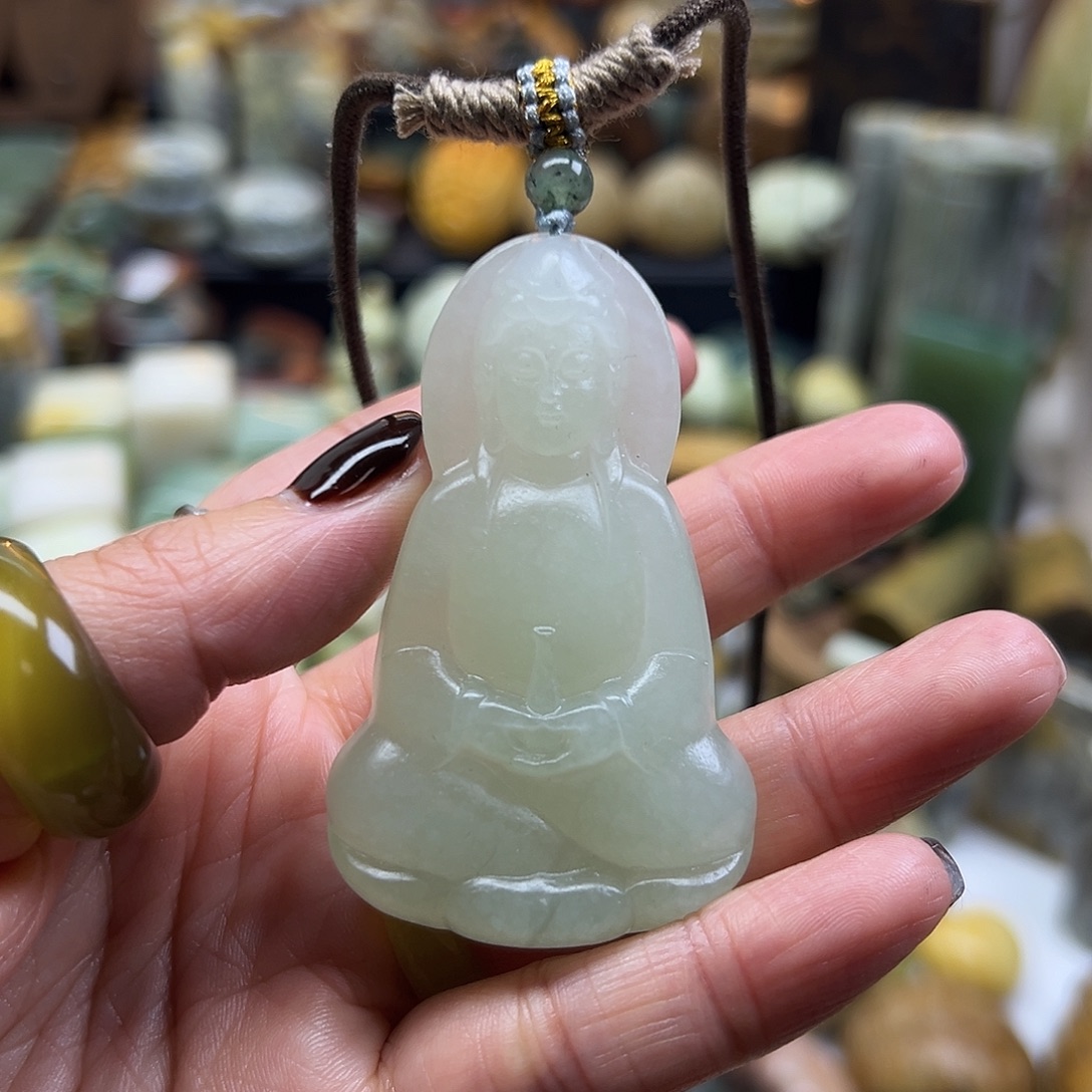 岫玉未镶嵌颈饰天青冻观音