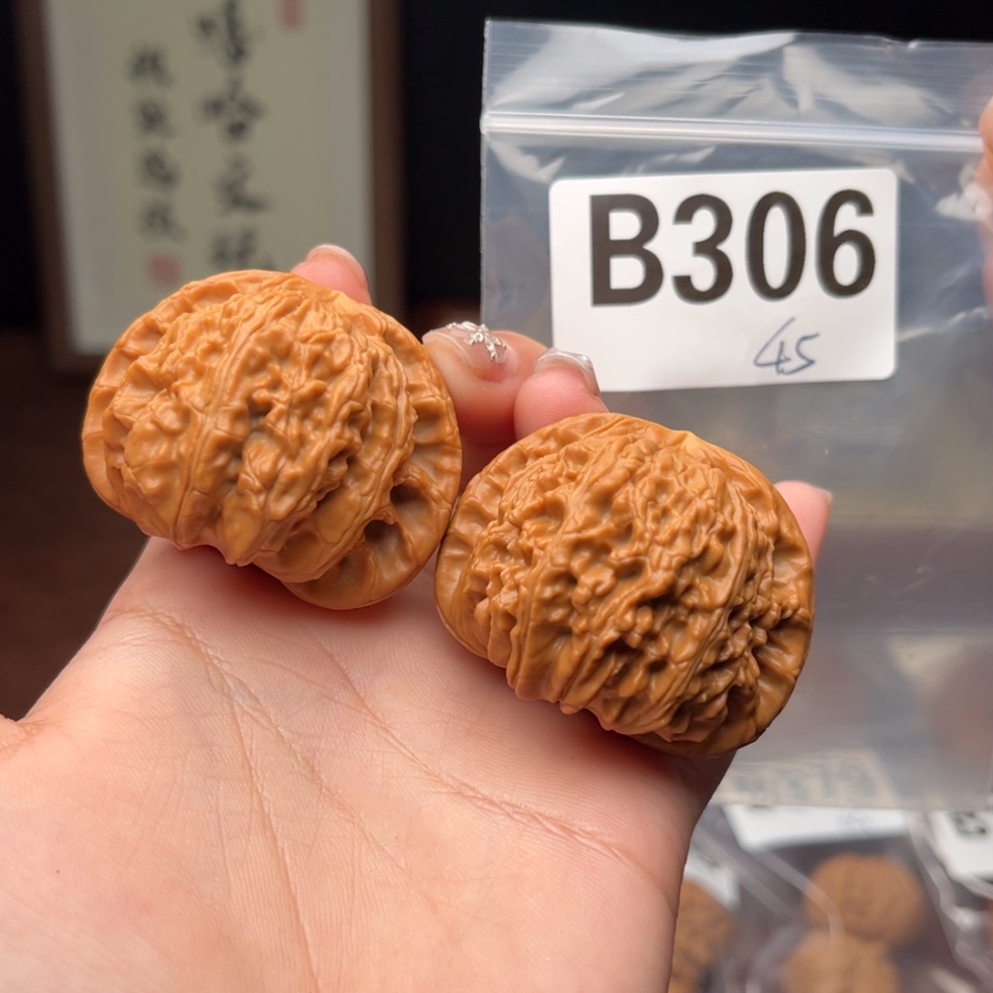 文玩核桃吊坠白狮子45