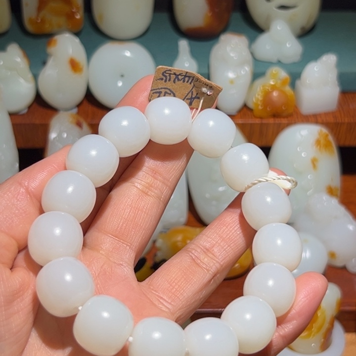 龙***鱼和田玉未镶嵌颈饰