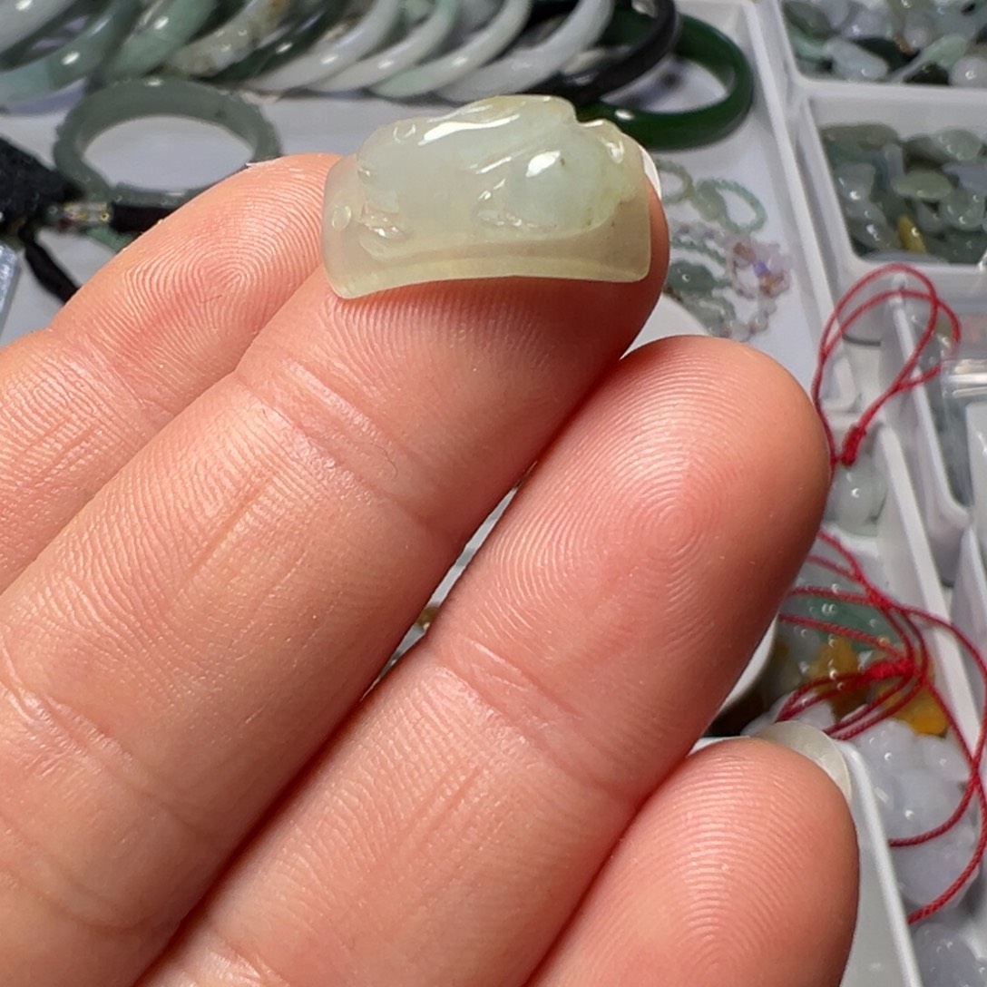 *****翡翠未镶嵌颈饰两头孔兔子半戒一个90块