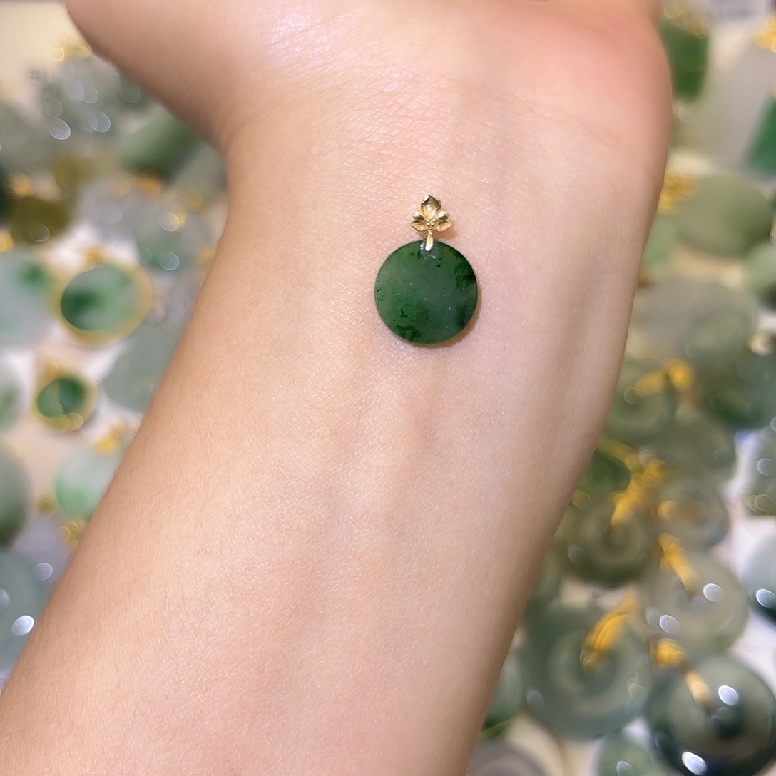 翡翠18K金镶嵌颈饰无事牌