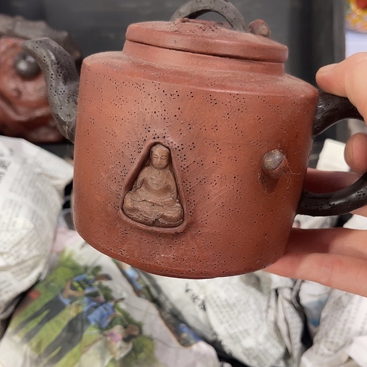 茶壶紫泥原矿泥料手工制作的一把紫砂壶。