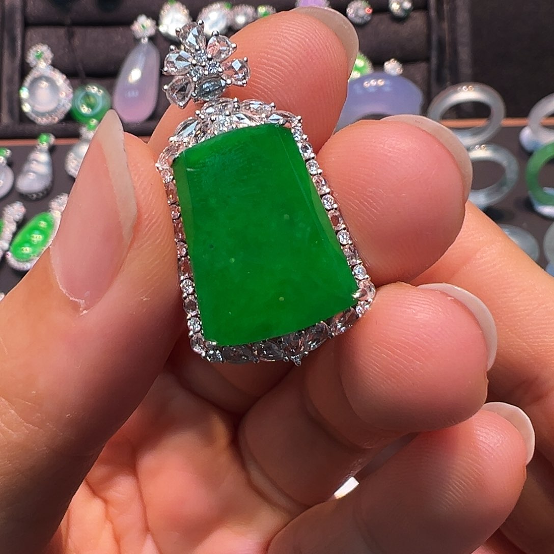 翡翠18K金镶嵌颈饰方牌