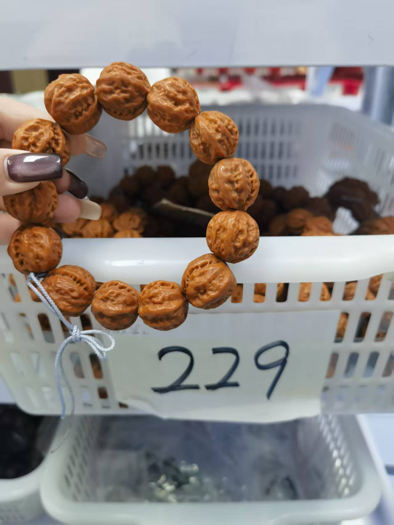 229 秋子手持串  
