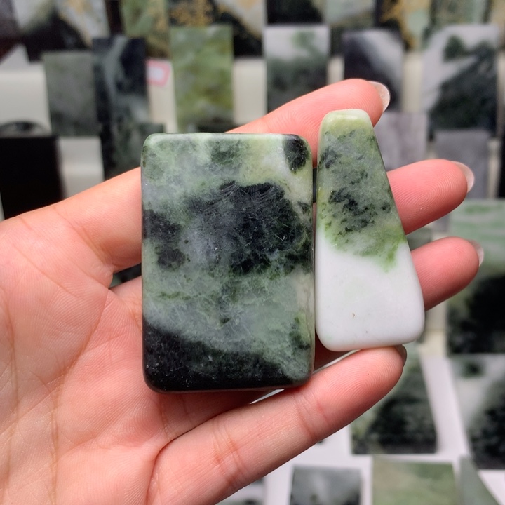 独山玉颈饰未镶嵌