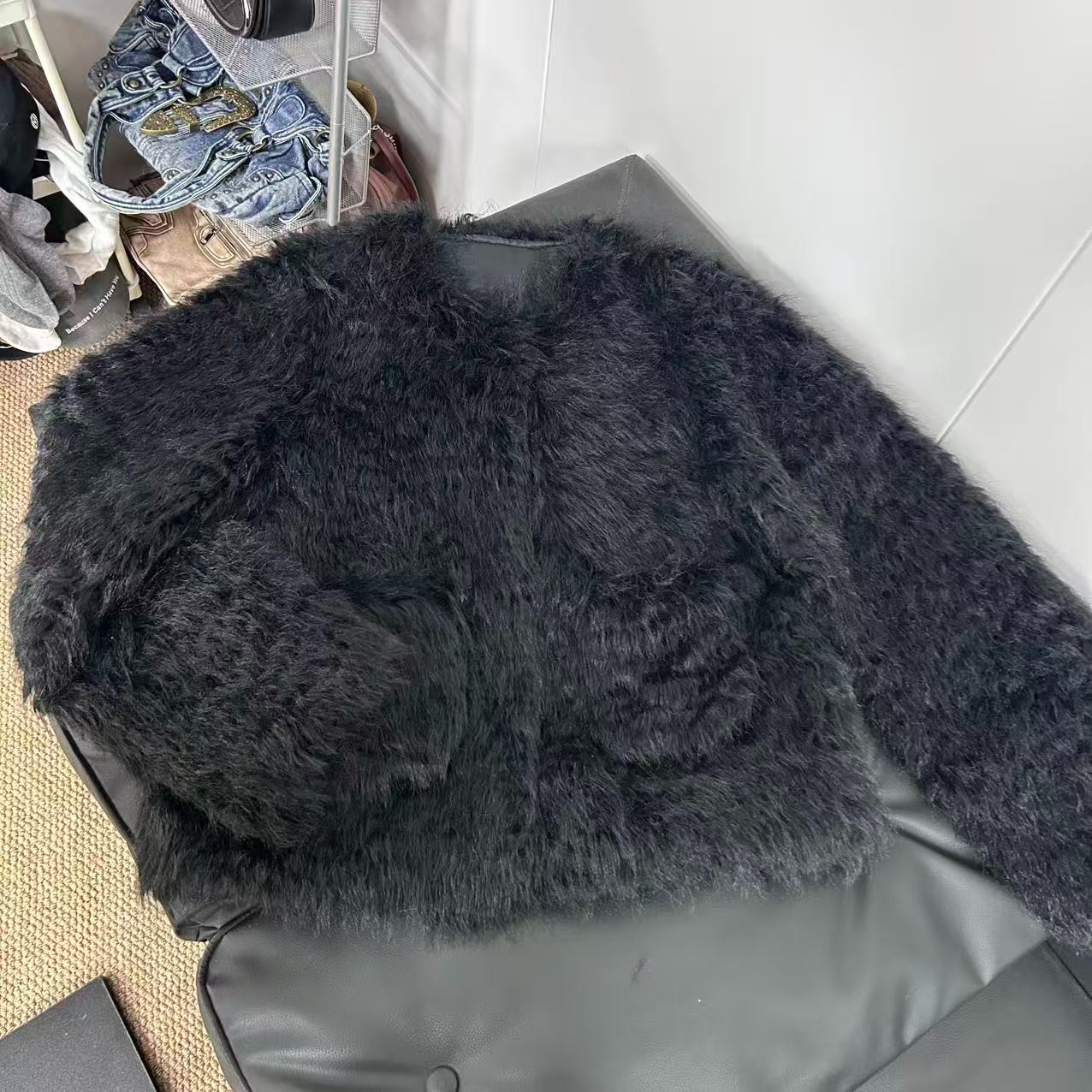 胖鹅张~“勿机洗 会掉毛毛”小香风圆领按扣毛毛短款外套 #6126