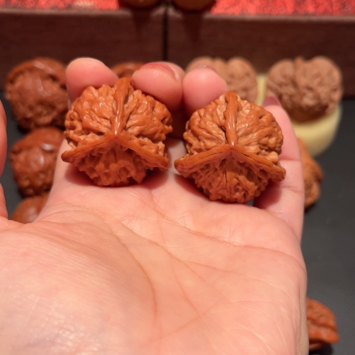 文玩核桃吊坠三棱