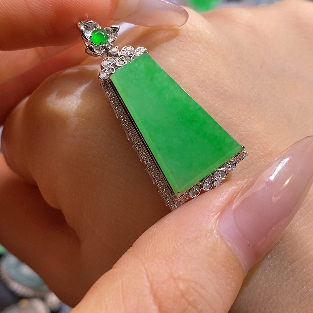 翡翠18K金镶嵌颈饰无事牌