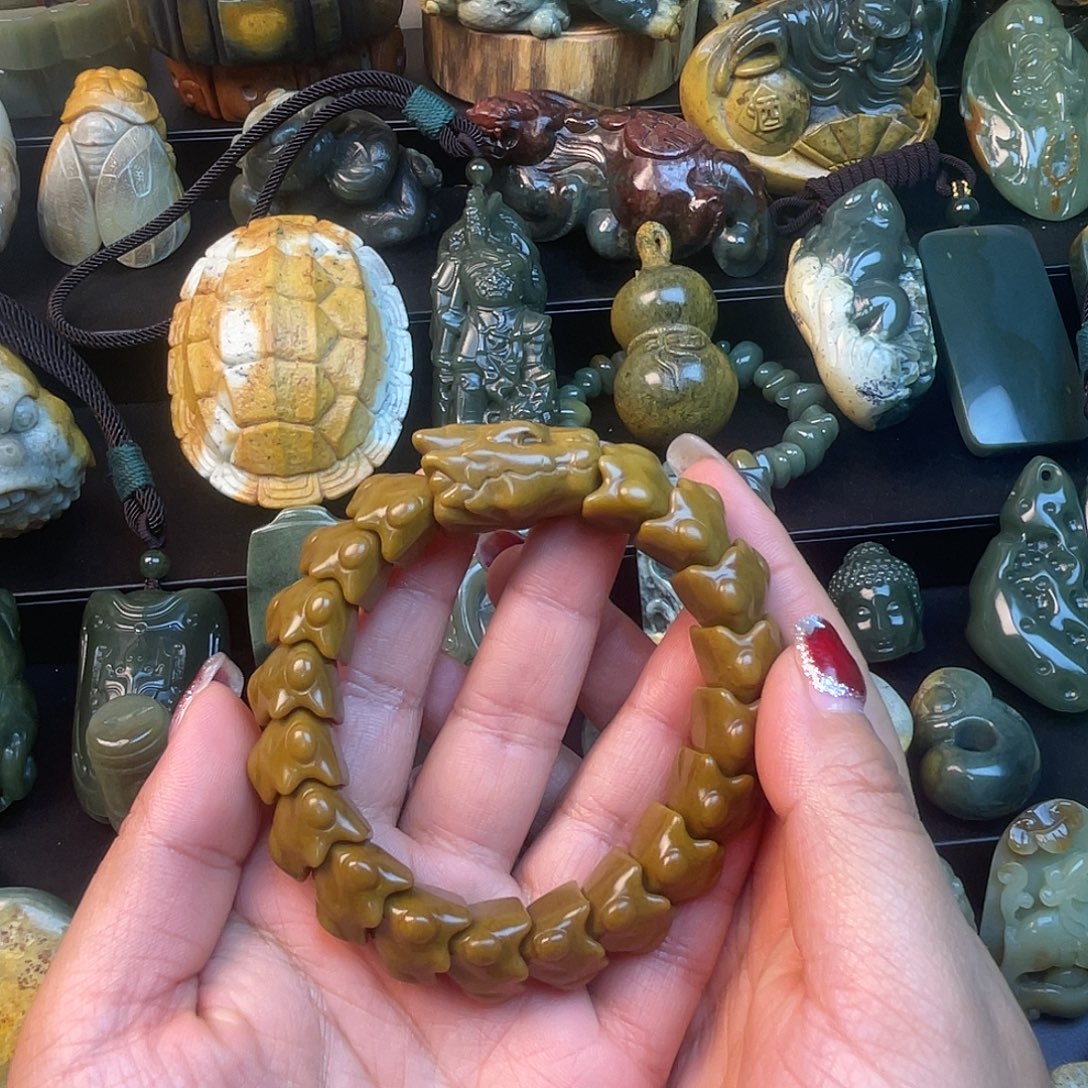 把***累透闪石质玉未镶嵌手链