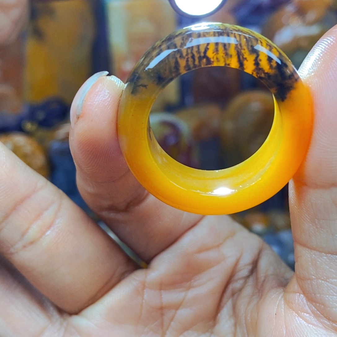 未镶嵌石英质玉（黄龙玉）颈饰