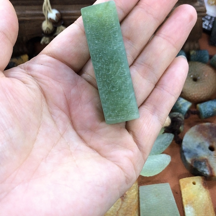 蛇纹石玉未镶嵌吊坠微瑕