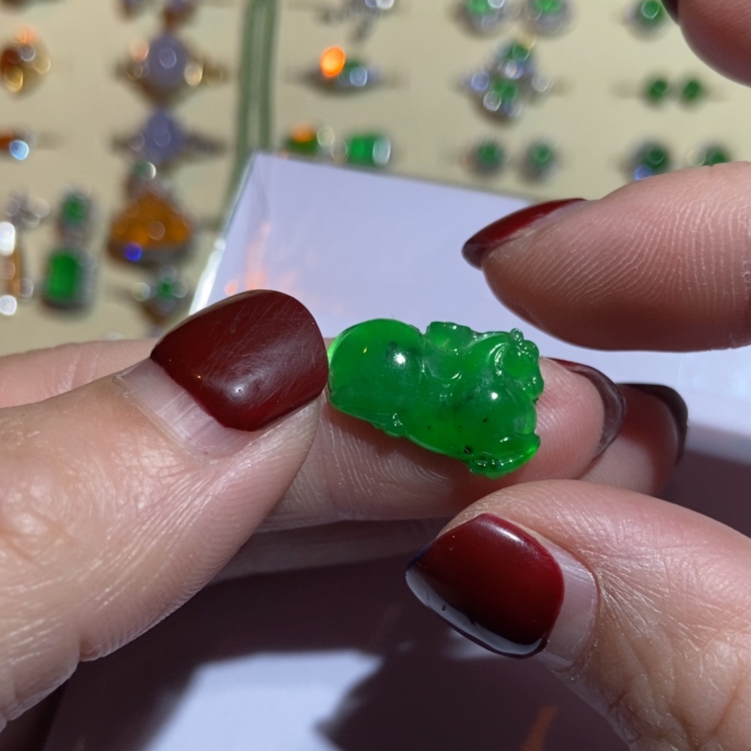 翡翠裸石阳绿马上有钱