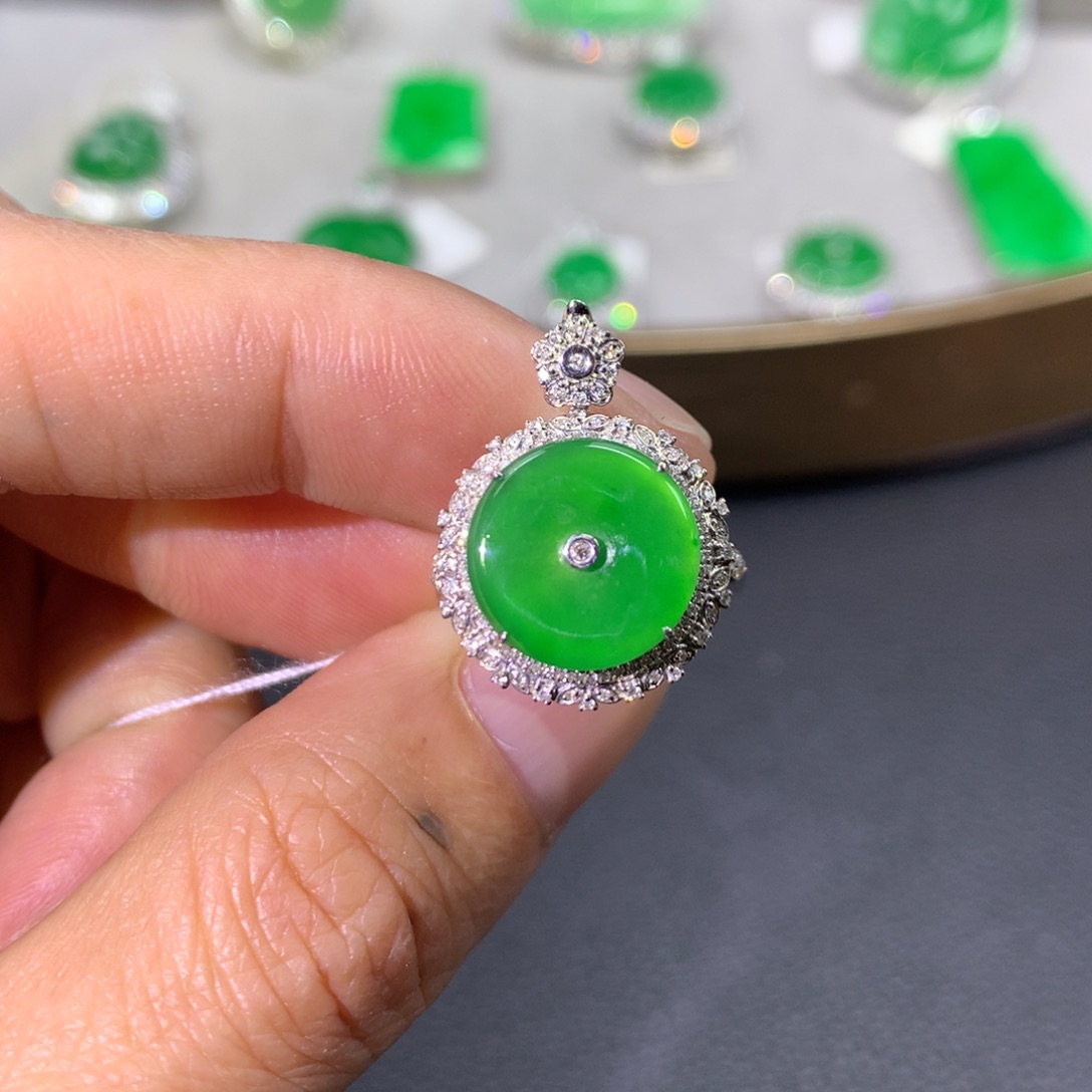 翡翠戒指18K金镶嵌翡翠