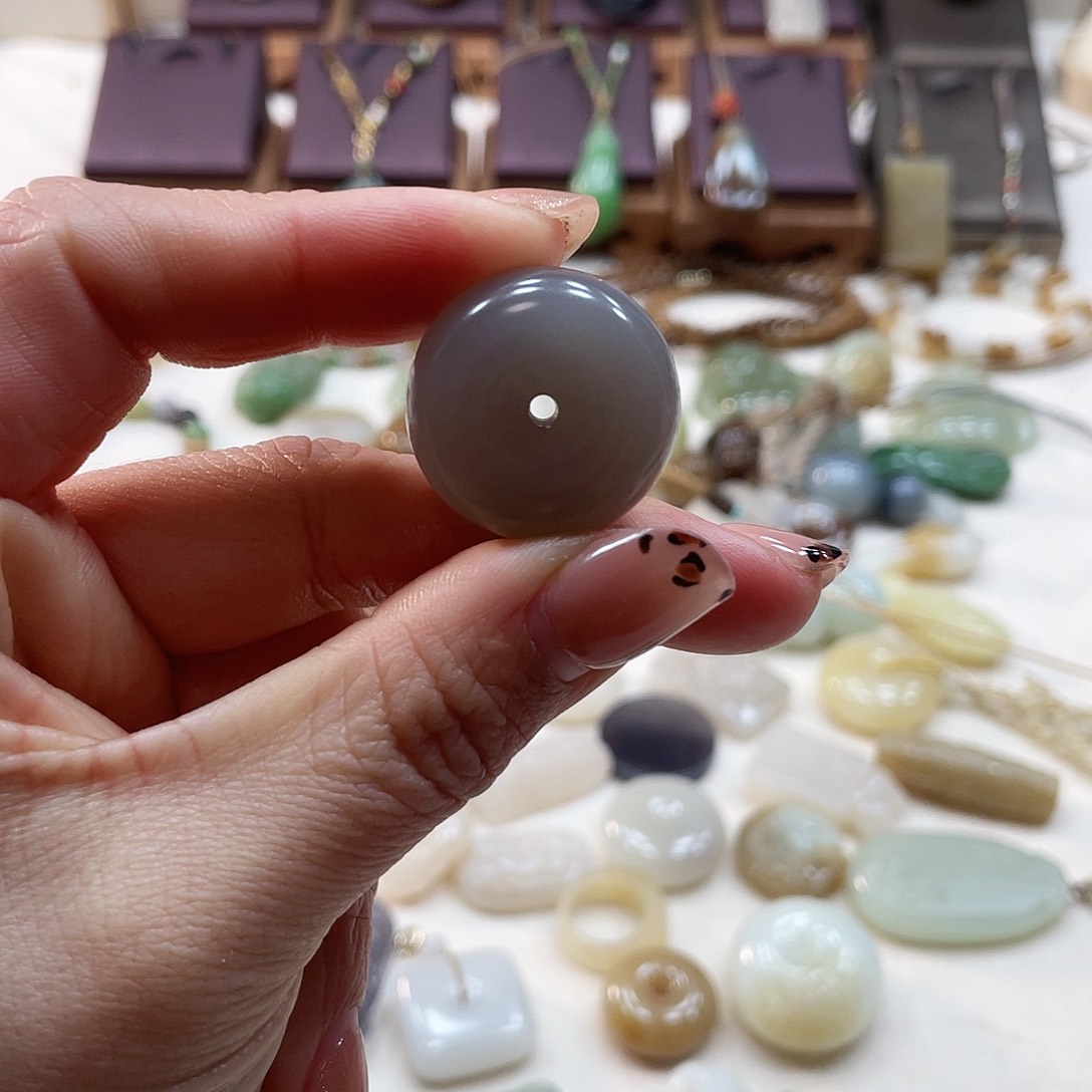 和田玉颈饰未镶嵌k***梁