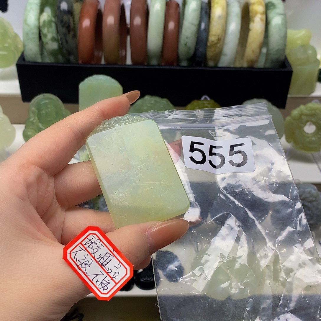 蛇纹石玉颈饰未镶嵌