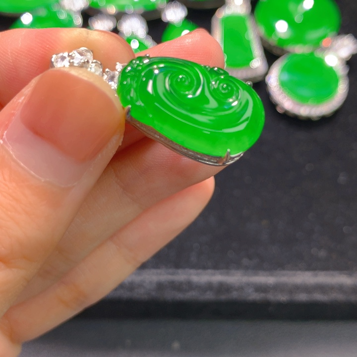 翡翠银S925镶嵌颈饰一个