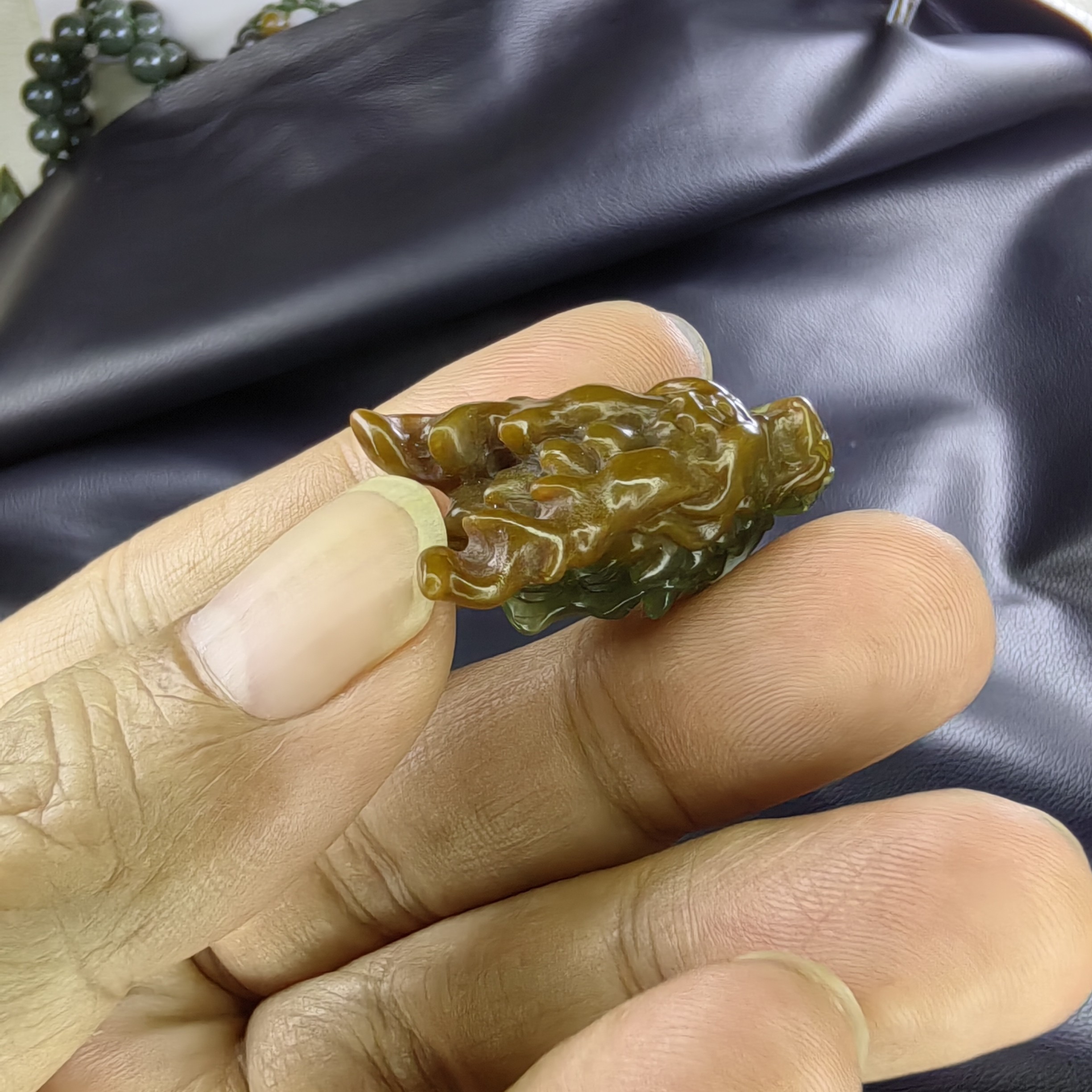 新疆和田玉神龙护主纯手工雕刻小吊坠