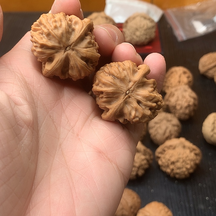 文玩核桃吊坠34鸡心有磕尖