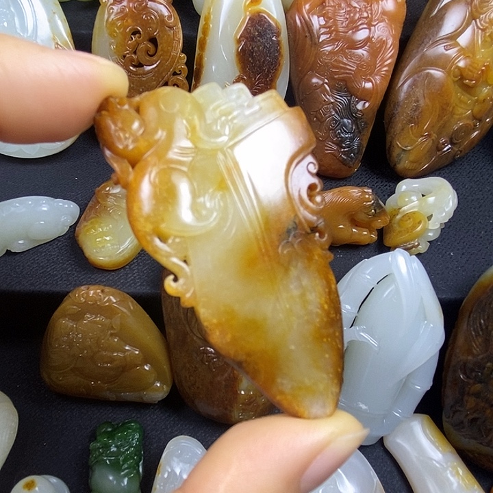 和田玉未镶嵌吊坠(赠链)