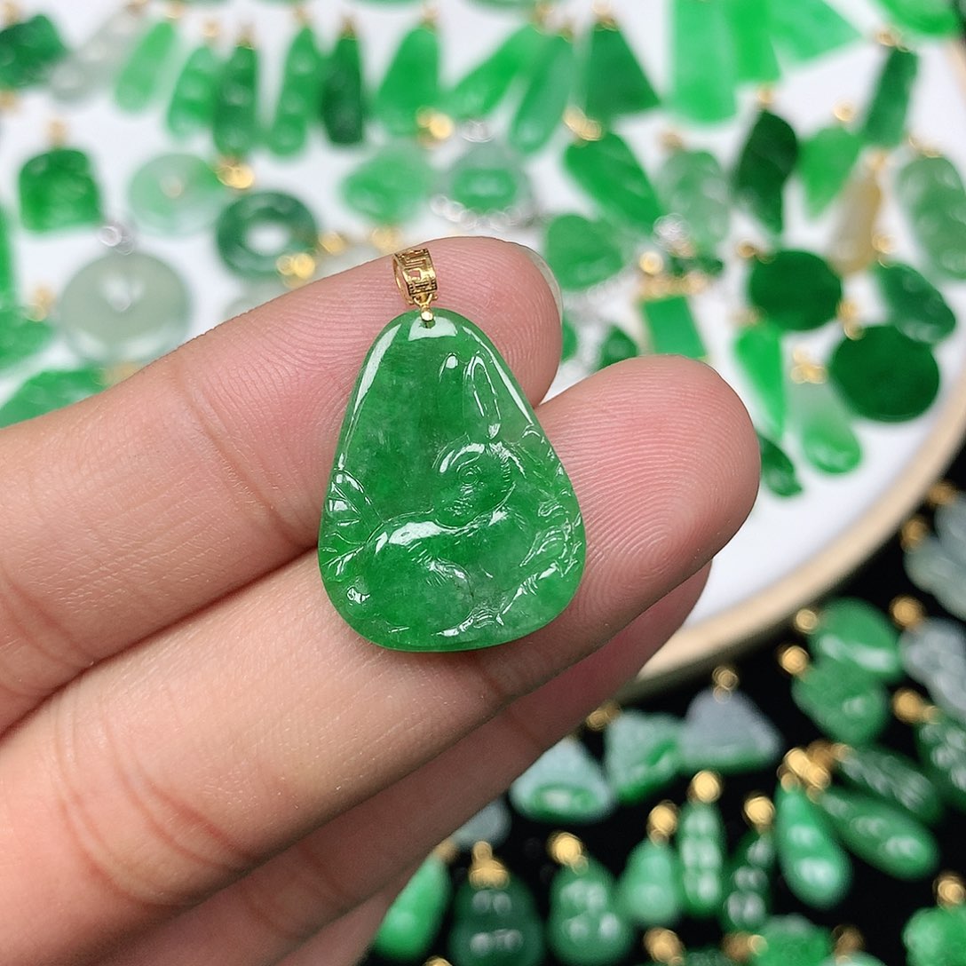 翡翠颈饰18K金镶嵌C****g小巧精美满绿兔牌